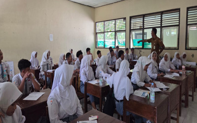 Waka Kesiswaan, Bapak Santosa, S.Pd. Lakukan Sidak Sampah di Kelas untuk Perkuat Program “Sampahku Tanggung Jawabku”